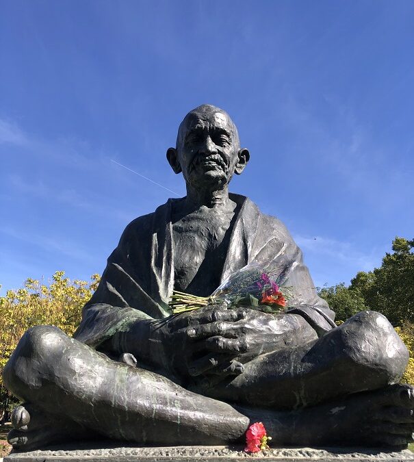 GANDHI JAYANTI. OFRENDA FLORAL VALLADOLID
