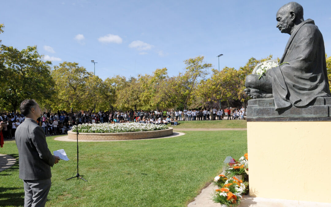 VALLADOLID CELEBRA EL 150 ANIVERSARIO DEL NACIMIENTO DE MAHATMA GANDHI CON UNA MULTITUDINARIA CONCENTRACIÓN EN TORNO A SU ESTATUA EN EL PARQUE DE LA PAZ